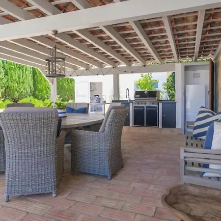 Beautifully Renovated Casa With Swimming Pool Apartment *