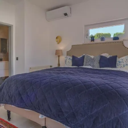 Beautifully Renovated Casa With Swimming Pool Apartment *